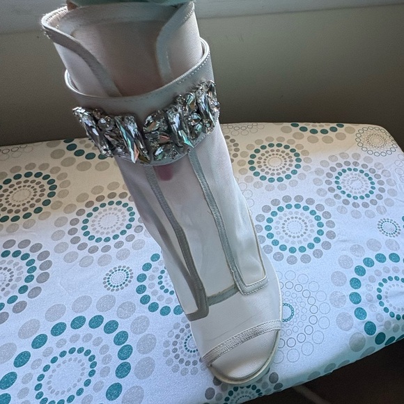 NEW- Karl Lagerfeld Elegant White Heeled Sandals with Crystal Embellishments - Picture 5 of 11